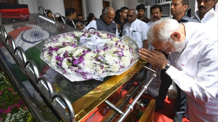 पीएम मोदी ने श्रद्धांजलि अर्पित की