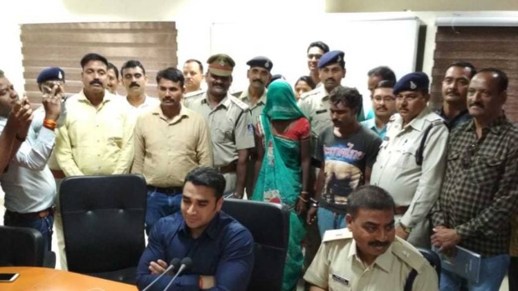  पुलिस ने एक महिला समेत तीन लोगों को किया गिरफ्तार 