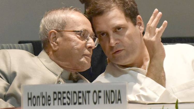 कांग्रेस अध्यक्ष राहुल गांधी और पूर्व राष्ट्रपति प्रणब मुखर्जी. (फाइल फोटो)