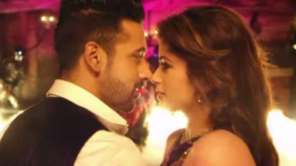 Bigg Boss कपल पुनीश-बंदगी का नया गाना, टीजर में इस तरह दिखा रोमांस - bigg boss 11 contestants puneesh sharma and bandgi kalras song love me teaser out tmov - AajTak