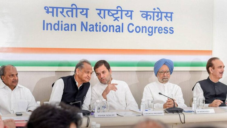 कांग्रेस अध्यक्ष राहुल गांधी पार्टी के वरिष्ठ नेताओं के साथ (फाइल फोटो)