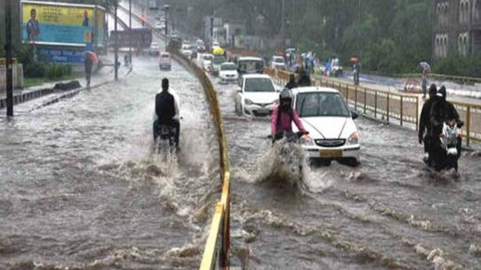 भोपाल में बारिश से 5 की मौत, रायसेन का कई शहरों से संपर्क टूटा - five died due to heavy rain in bhopal raisen flooded tst - AajTak