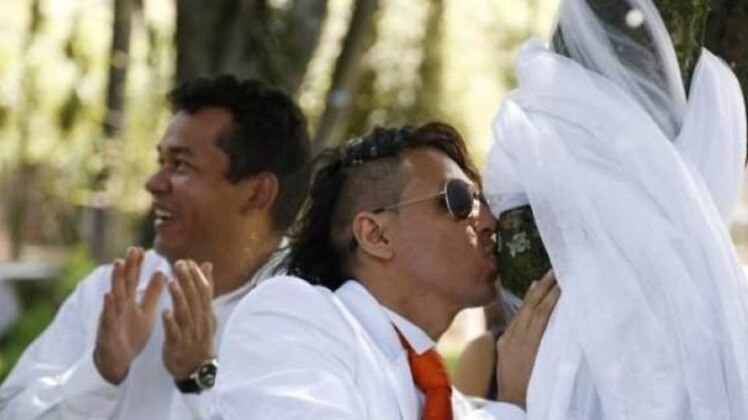 पेरू में पेड़ से शादी करते अभिनेता रिचर्ड टोरेस (फोटो : AP)