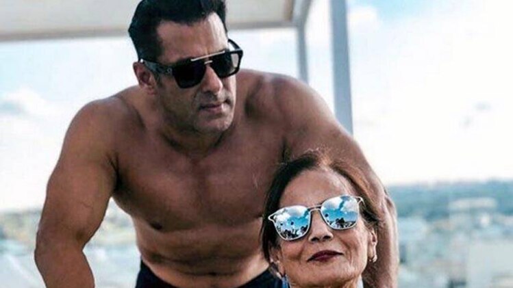 सलमान खान अपनी मां के साथ