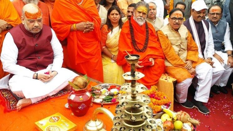 पूजा करते अमित शाह (फाइल फोटो)