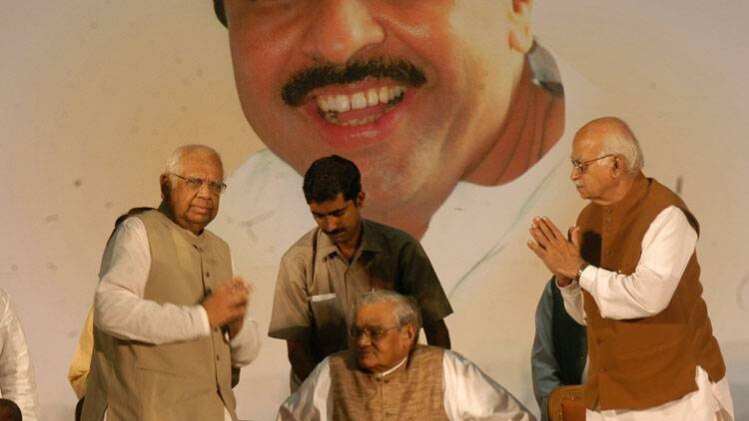सोमनाथ चटर्जी, अटल बिहारी वाजपेयी और एल के आडवाणी, (फोइल फोटो:Getty Images)