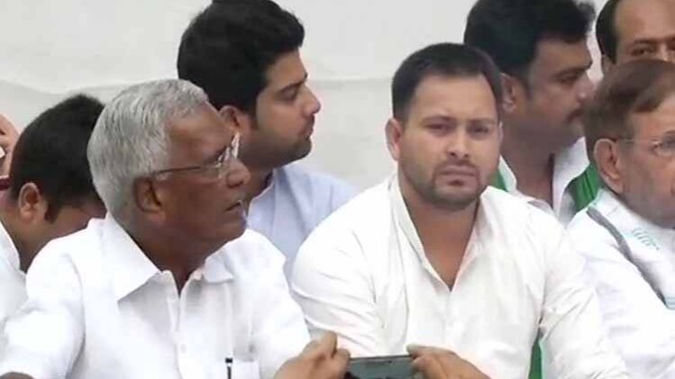 दिल्ली में तेजस्वी का मार्च 