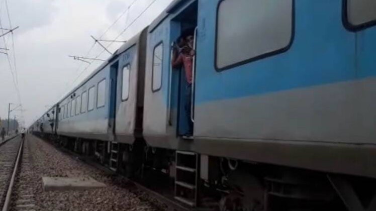 हादसे के बाद रुकी ट्रेन