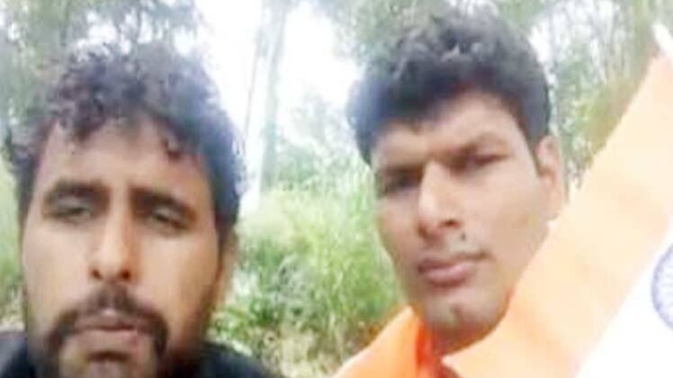 युवक उमर ख़ालिद पर गोली चलाने की बात क़ुबूल रहे हैं.