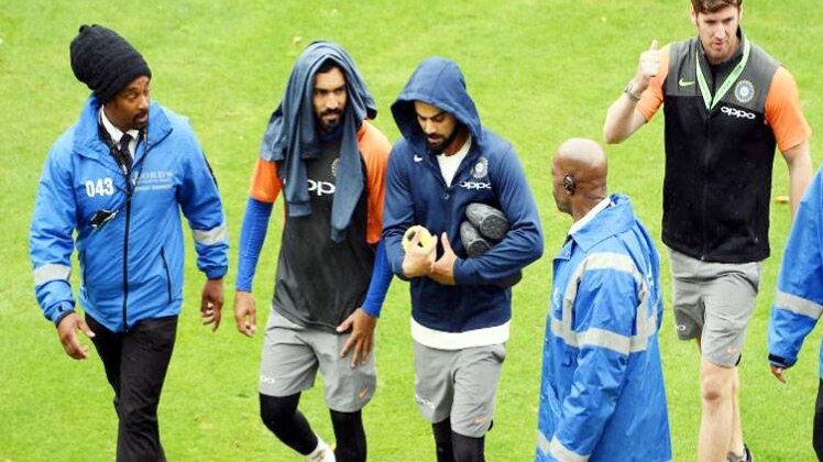 मैदान पर कोहली और कार्तिक (getty)