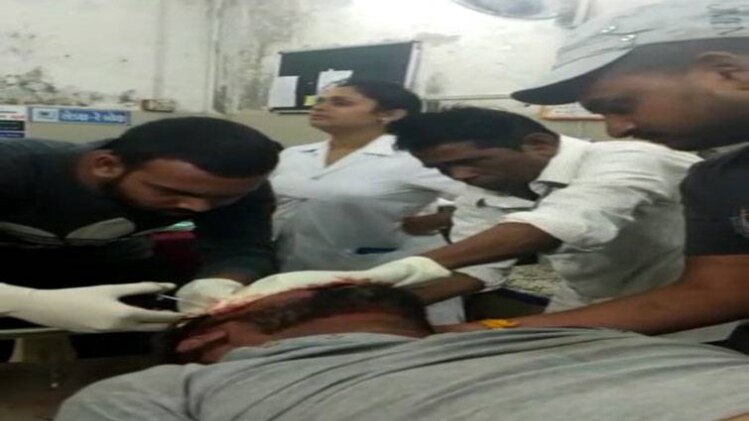 टांके लगाता स्वीपर