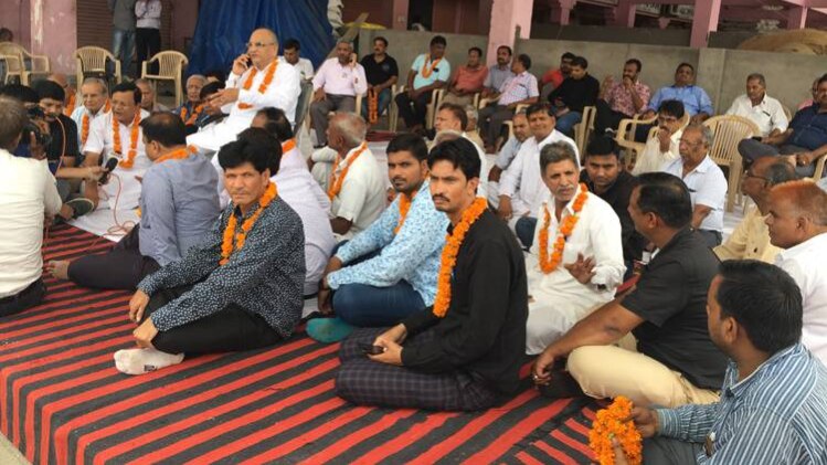 विरोध प्रकट करते व्यापारी