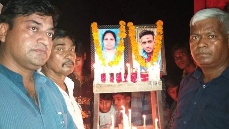 विरोध प्रकट करते लोग