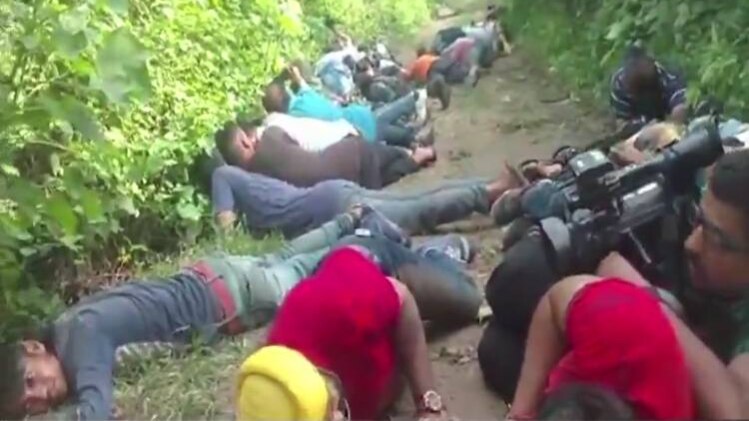 मुठभेड़ के दौरान खुद को बचाते लोग और पत्रकार