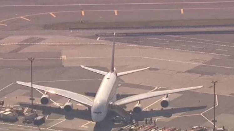 न्यूयॉर्क के जेएफके एयरपोर्ट पर खड़ा अमिरात एयलाइन्स का विमान (फाटो: ट्विटर)