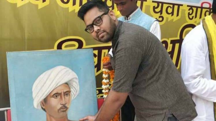 बिरसा मुंडा के फोटो पर पुष्प अर्पित करते देवाशीष जरारिया