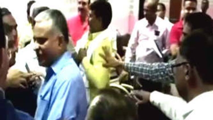 शिक्षा अधिकारी से हाथापाई का दृश्य