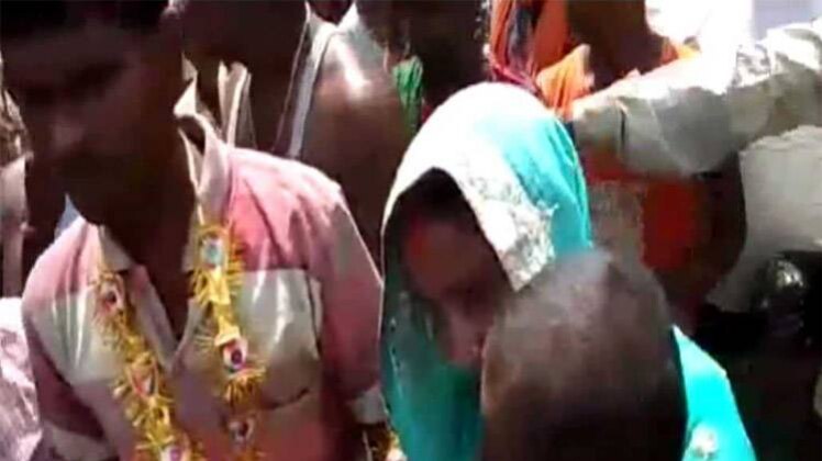 लोगों ने कराई शादी