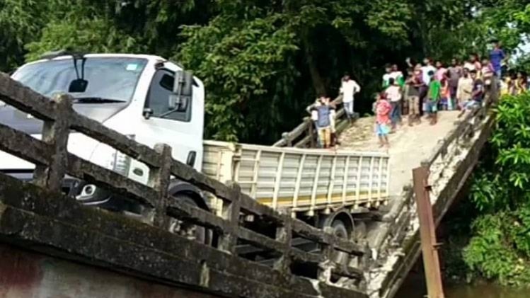 सिलिगुड़ी में गिरा पुल