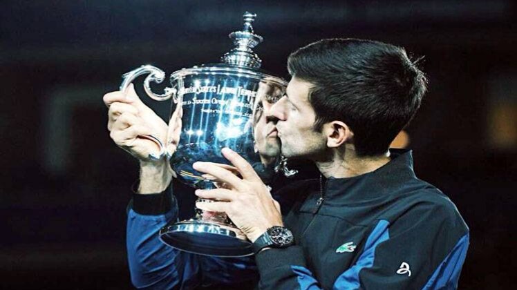 ट्रॉफी चूमते नोवाक जोकोविच