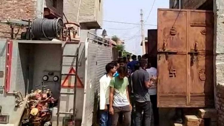 घटनास्थल पर पहुंची फायर ब्रिगेड की गाड़ी