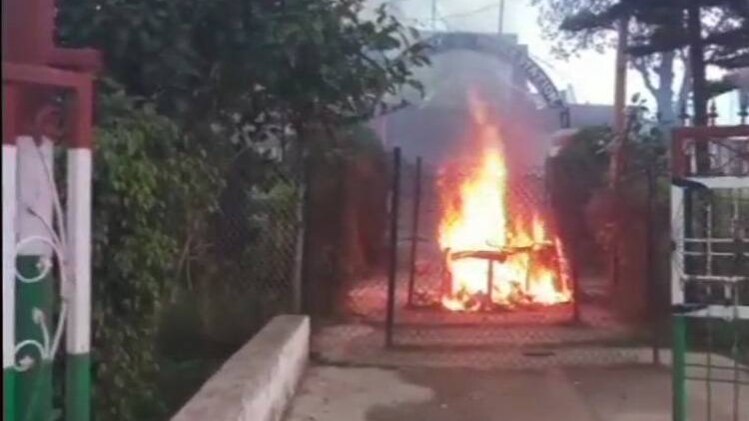 थाना फूंका