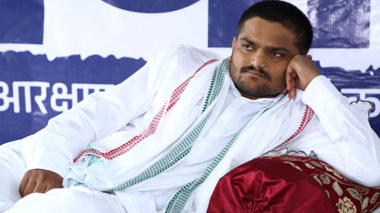 अनशन पर बैठे हार्दिक पटेल..