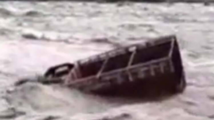 हिमाचल प्रदेश में भारी बारिश, नदी में बहा ट्रक