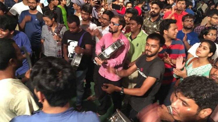 JNU प्रेसीडेंसियल डिबेट के दौरान छात्र