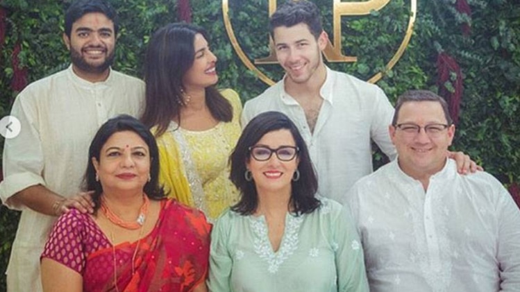 दायीं ओर सफेद कुर्ते में प्रियंका चोपड़ा के होने वाले ससुर पॉल जोन्स. 