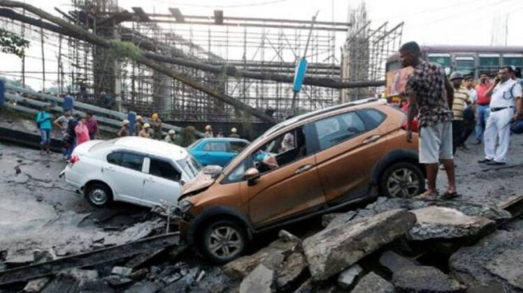 कोलकाता में पुल हादसा (रॉयटर्स)