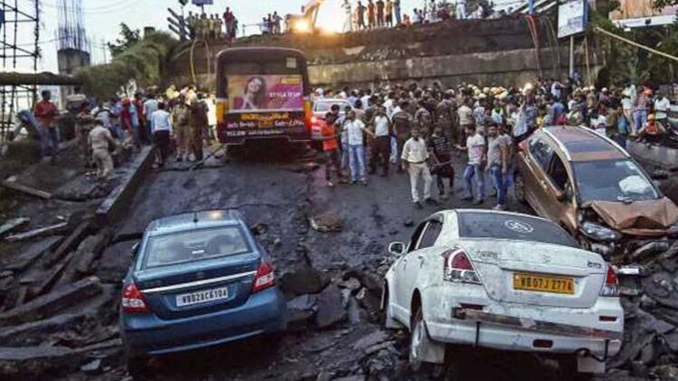 कोलकाता के माझेरहाट में ढह गया था फ्लाईओवर (फोटो- PTI)