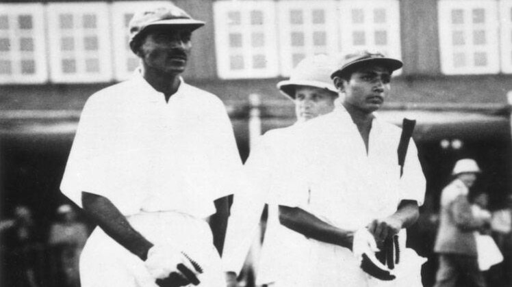 1933: इंग्लैंड के खिलाफ मुंबई टेस्ट में उतरते सीके नायडू (बाएं) और लाला अमरनाथ (getty)