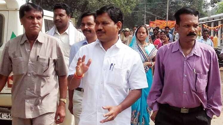 सफेद शर्ट पहने कांग्रेस MLA लालजीत राठिया