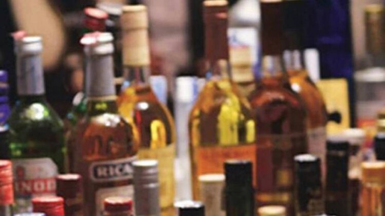 शराब पीने के लिए मां पर हमला 