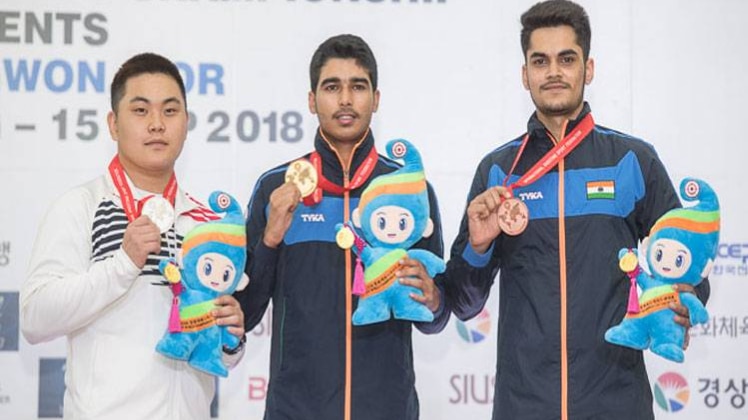 सौरभ चौधरी (बीच में), दाएं अर्जुन सिंह चीमा