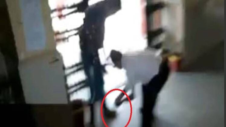 प्रोफेसर ने छुए छात्र के पैर 