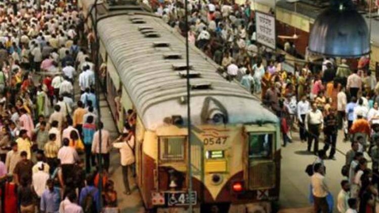 मुंबई में लोकल ट्रेन की प्रतीकात्मक तस्वीर