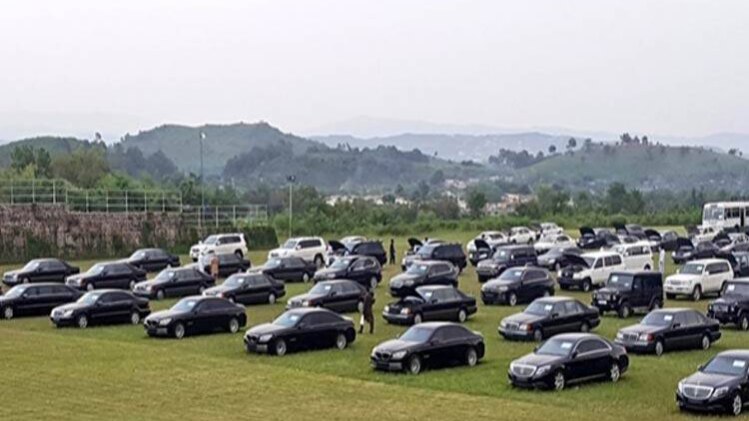 पीए आवास पर नीलामी के लिए खड़ी कारें