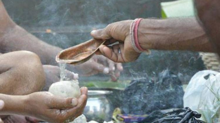 कुंडली में पितृ दोष से आ रही नौकरी, व्यापार में रुकावटें, तो करें ये आसान उपाय कुंडली में पितृ दोष से आ रही नौकरी, व्यापार में रुकावटें, तो करें ये आसान उपाय