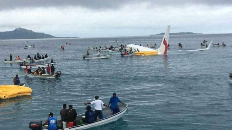 समुद्र में जा घुसा विमान 