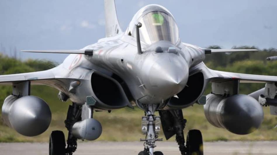 विवादों के बीच पहली बार फ्रांस के 3 राफेल लड़ाकू विमान भारत पहुंचे - three fighter rafale jets arrived at gwalior air base india - AajTak