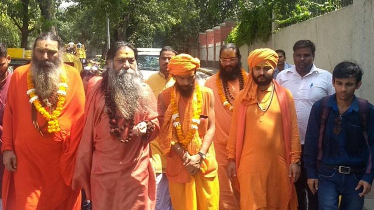 SC-ST एक्‍ट के विरोध में संत समाज सड़कों पर