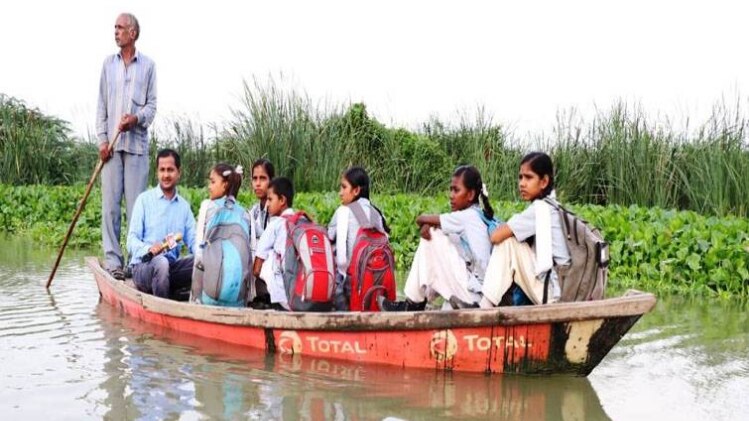 स्कूल जाते बच्चे