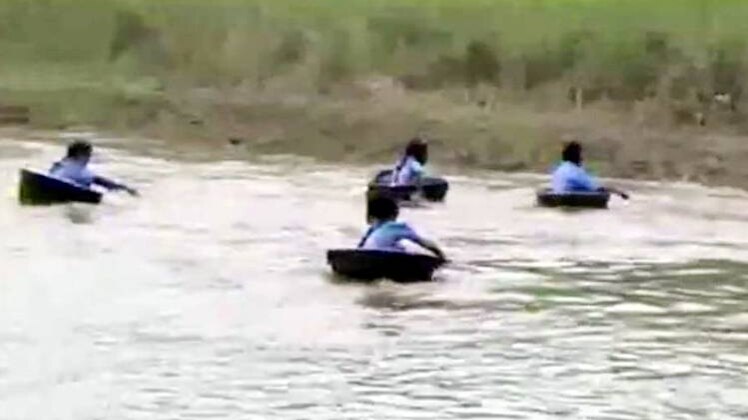 नदी पार करते बच्चे