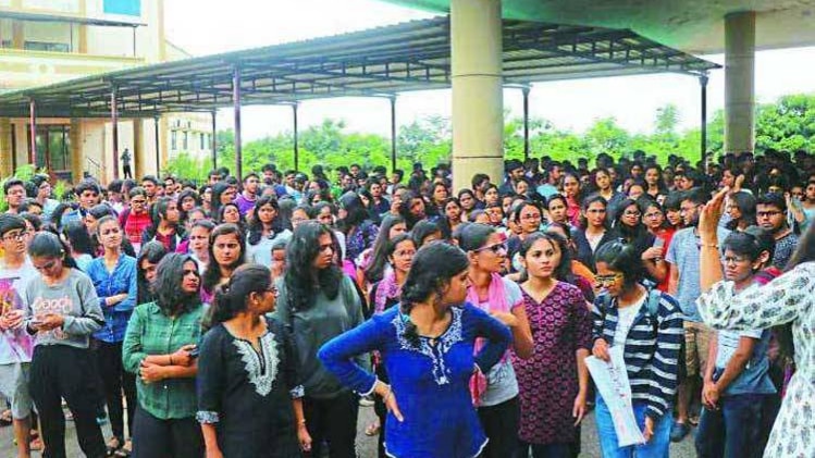 आंदोलनरत छात्राएं 