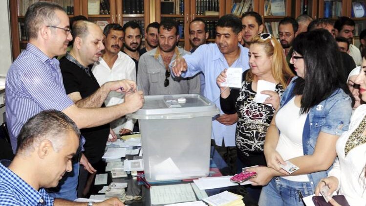 वोट देते स्थानीय नागरिक 