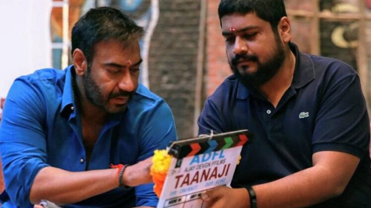 तानाजी के मुहूर्त शॉट के दौरान अजय. 