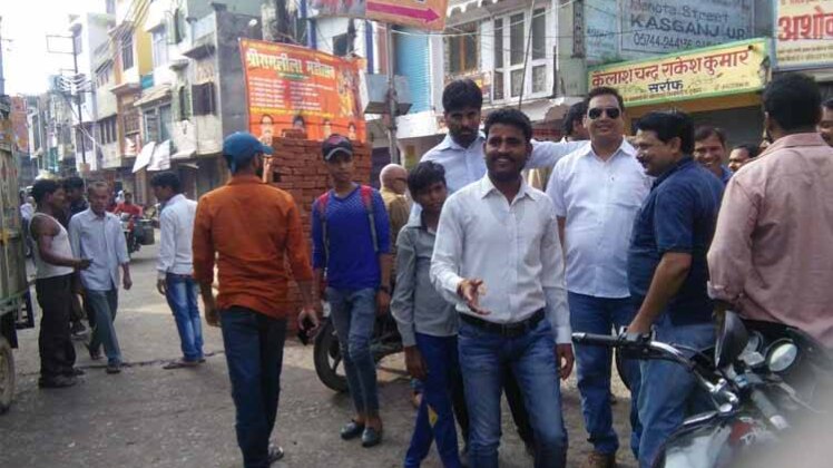 SC/ST एक्ट के खिलाफ यूपी के कासगंज में दुकान बंद कराते सवर्णों समुदाय के लोग