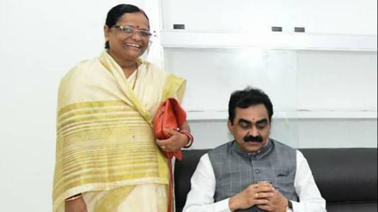 पार्टी पदाधिकारी के साथ उमा देवी 